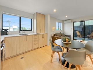 Modern City Apartment with Balcony in Christchurch - 7