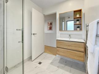 Modern City Apartment with Balcony in Christchurch - 5