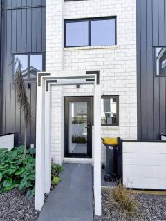 Stylish 2-Bedroom Home with Front Yard - Linwood - 5