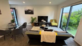 Stylish Cashel Townhouse Stay - 0