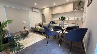 Stylish Cashel Townhouse Stay - 6