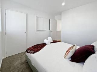 Chic 1-Bedroom Apartment with Balcony in Ferry Rd - 7