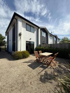 Modern 2-Bedroom Home with Backyard in Edgeware - Christchurch - 9