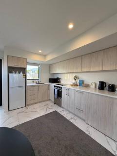 Modern 2-Bedroom Home with Backyard in Edgeware - Christchurch - 8