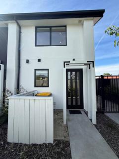 Modern 2-Bedroom Home with Backyard in Edgeware - 6