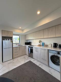 Modern 2-Bedroom Home with Backyard in Edgeware - 2