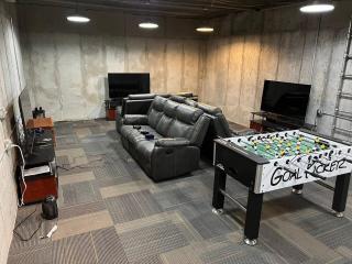 25-Bed, Amenity-Rich Estate in a Private Forest - 7