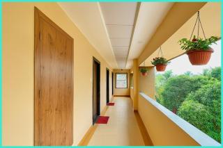 SWIMMING POOL Hotel Luxuaray R-Bay Near Jagannath Temple And Sea Beach - Parking- Spa With Restaurant Facilities - Fully Air Conditioning Luxuary Rooms - Top service with lots of Love - 6