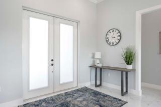 Alora Villa in Central Location with Southern Facing Fresh Water Canal - Vesteva - 8