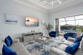 Alora Villa in Central Location with Southern Facing Fresh Water Canal - Vesteva - 5