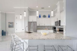 Alora Villa in Central Location with Southern Facing Fresh Water Canal - Vesteva - 4