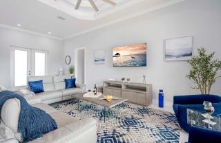 Alora Villa in Central Location with Southern Facing Fresh Water Canal - Vesteva - 3