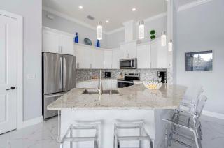 Alora Villa in Central Location with Southern Facing Fresh Water Canal - Vesteva - 1