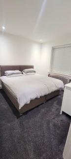 Private Parking - Two Bedroom Home Andover - 4