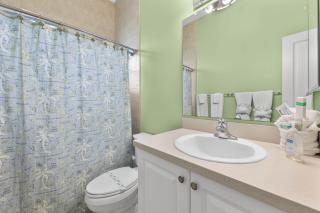 Anchored Out - Waterfront Rental in Great Location - Vesteva - 1