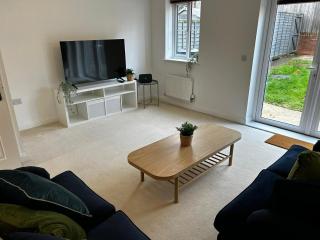 Andover Charming Three Bedroom House - 9