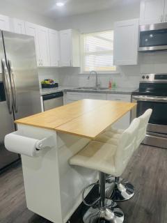 3BR Townhome 15mins from Downtown Sleeps 6 - 9