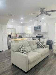 3BR Townhome 15mins from Downtown Sleeps 6 - 0