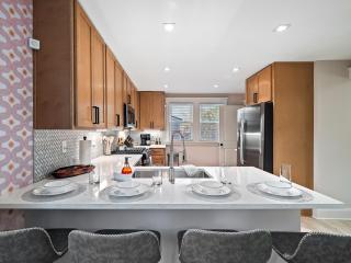 Cleveland Escape - Hot Tub - Karaoke Machine - Sleeps 12 - 3