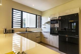 Amaris Apartment Beachfront by Oceanaxe Holidays - 4