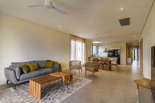Amaris Apartment Beachfront by Oceanaxe Holidays - 5
