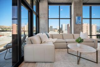 Luxury 2BR 2BA Penthouse-Pool, Gym, Pkg, Views! - 3