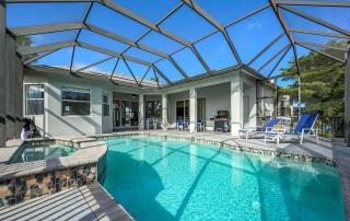 Blue Seas- Luxurious Home-Perfect for two families - 0