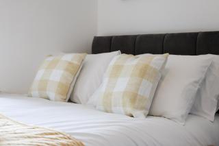 Queen Mary's - 2 Ensuites - Wi-Fi - Free Parking - 5