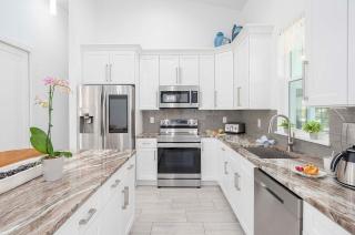 Blue Sapphire - Modern Vacation Home Cape Coral - 2