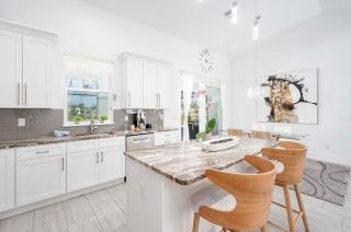 Blue Sapphire - Modern Vacation Home Cape Coral - 1