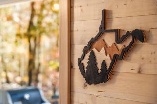 A Humble Abode - - Pet Friendly, Fire Pit, Deck, Grill, Wood Stove, Games, Wifi, 6 acres - 8