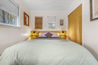 A Humble Abode - - Pet Friendly, Fire Pit, Deck, Grill, Wood Stove, Games, Wifi, 6 acres - 6