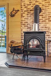 A Humble Abode - - Pet Friendly, Fire Pit, Deck, Grill, Wood Stove, Games, Wifi, 6 acres - 2