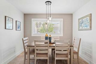 Bungalow Breeze - 4 Bedroom 3 Bath Coastal Flair - 4