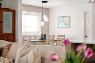 Bungalow Breeze - 4 Bedroom 3 Bath Coastal Flair - 2