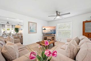 Bungalow Breeze - 4 Bedroom 3 Bath Coastal Flair - 1