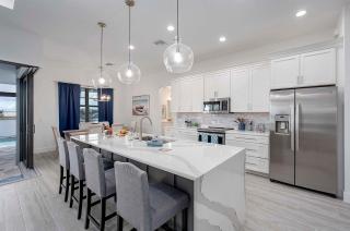 Castaway Cape - Luxury Rental with Outdoor Kitchen - 4