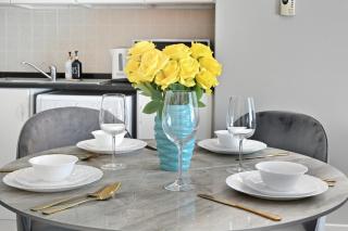 Vibrant 1 Bedroom Marina View - Stylish and Bright Stay - 2