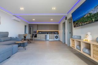 Apartamento de Lujo con Jacuzzi Privado, Piscina y Vistas al Mar - 4