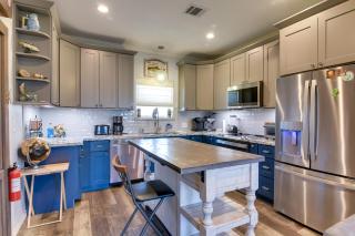 Group-Friendly Hot Tub Haven in Galveston! - 7