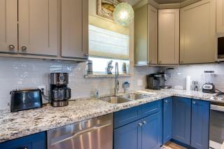 Group-Friendly Hot Tub Haven in Galveston! - 5