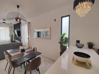 Beautiful Upscale Modern home with Private Pool 4E - 1