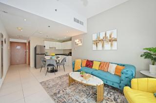 Vibrant 1 Bedroom Marina View - Stylish and Bright Stay - 5