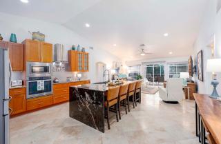 Echos Escape with Hot Tub and Tiki Bar - 6