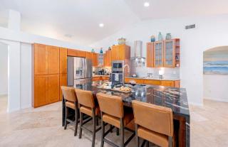 Echos Escape with Hot Tub and Tiki Bar - 4