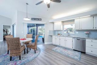 Fun in the Sun - Beautiful Waterfront Vacation Ho - 3