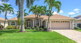 Flip & Flops - Amazing location with Boating Acces - 9