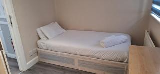 Large Contractor House Greenford Free Parking - 7