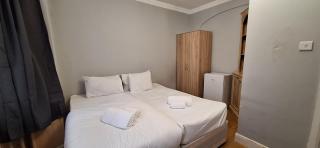 Large Contractor House Greenford Free Parking - 3