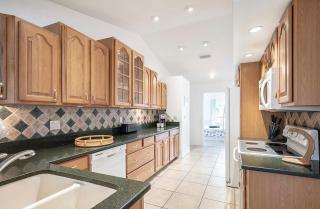 Hideaway 4 bedroom with den, 2 bathroom located on - 2